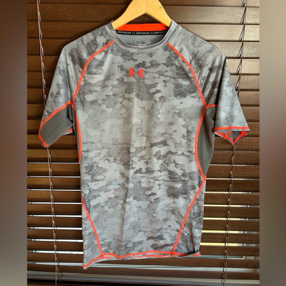Boys Under Armour compression top‎